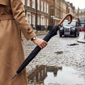 Parapluie Long pour Femme et Homme - 16 Baleines en fer - Grande toile de 135 cm - Résistant au vent - Poignée courbée en bois - Noir