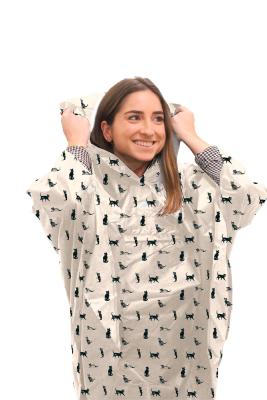 Poncho+de+pluie+pour+femme+-+Avec+housse+et+bandes+reflechissantes+devant+et+derriere+-+Ultraleger+-+Beige+avec+chat+noir