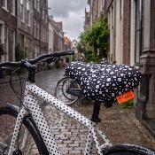 Housse de selle de vélo - Pois noirs et blancs