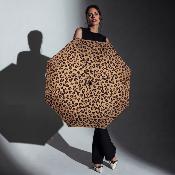 Parapluie pliant pour femme - Ouverture et fermeture automatiques - Résistant au vent - Poignée en bois d'érable avec dragonnes interchangeables - Motif léopard