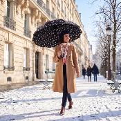 Parapluie Long - Poignée Courbée pour Femme et Homme - 16 baleines en Fibre de Verre - Résistant au vent - Manche en Bois - Charbon