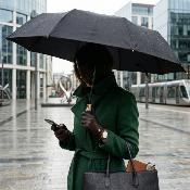 Parapluie Pliant pour Homme et Femme - Ouverture et fermeture automatiques - 10 Baleines en fibre de verre - Grande toile de 115 cm - Parapluie Pliant à Trois Volet - Résistant au vent - Noir