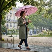 Parapluie Long - Poignée Courbée pour Femme et Homme - 16 baleines en Fibre de Verre - Résistant au vent - Manche en Bois - Rose Pale