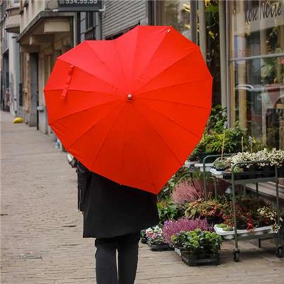 Parapluie droit - toile en forme de coeur - rouge