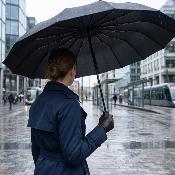 Parapluie Pliant pour Homme et Femme - Ouverture et fermeture automatiques - 16 nervures en fibre de verre - Parapluie Pliant à Trois Volets - Résistant au vent - Noir