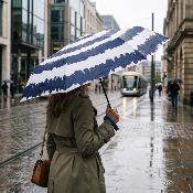 Parapluie pliant pour femme - Système d'ouverture et de fermeture automatique - Résistant au vent - Poignée en bois d'érable - Motif marinière